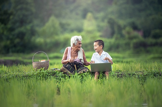 https://pixabay.com/en/grandmother-kids-laptop-myanmar-1822564/