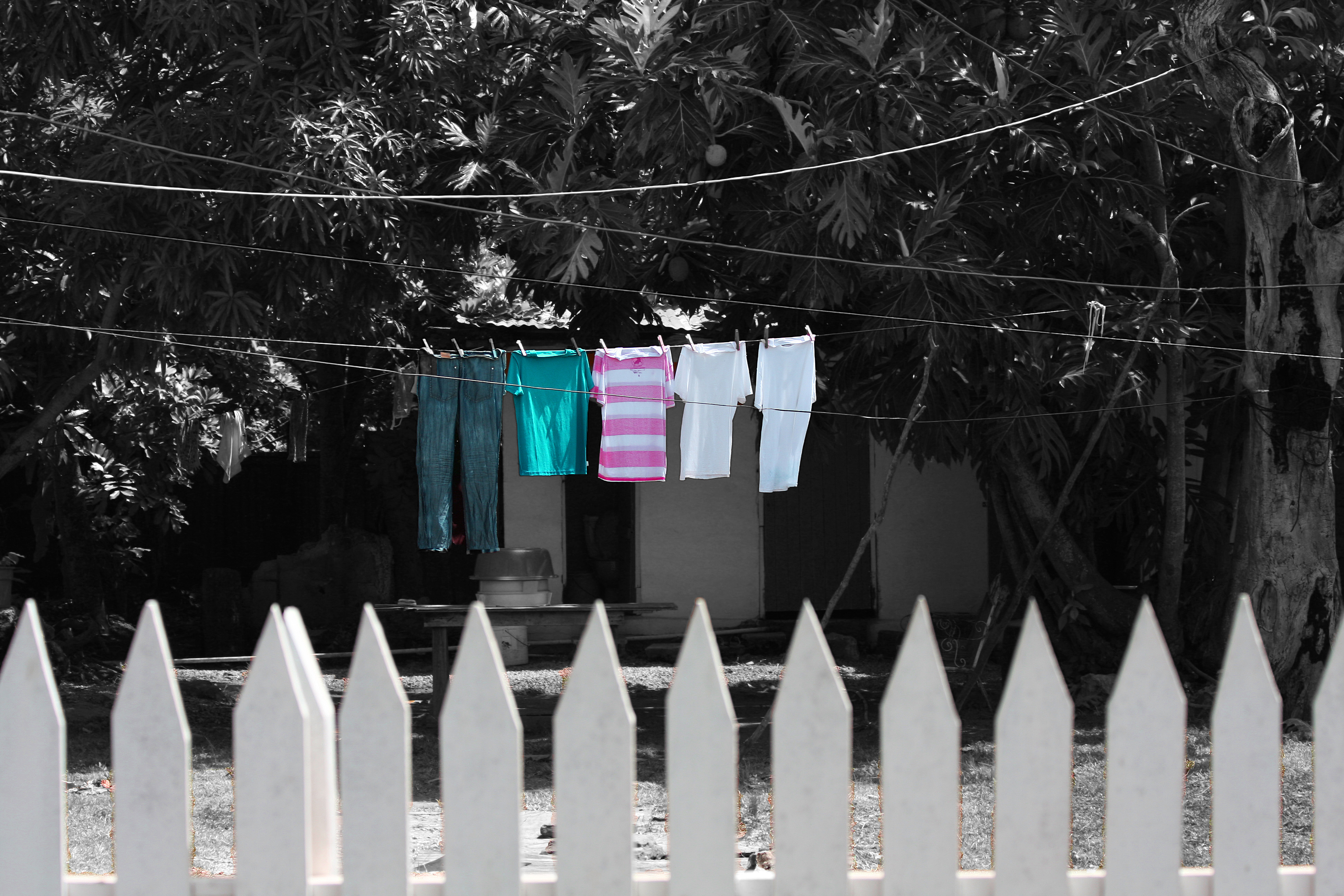 https://commons.wikimedia.org/wiki/File:Clothes_on_a_Clothes_Line_(7847509312).jpg