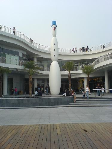 VivoCity Snowman - This artificial snowman outside VivoCity in Singapore looks kinda slim don't ya think?