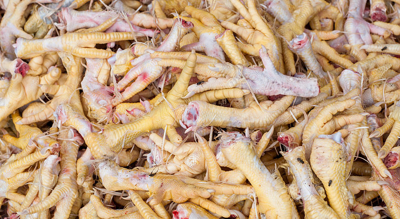 https://commons.wikimedia.org/wiki/File:Chicken_feet_for_sale.jpg