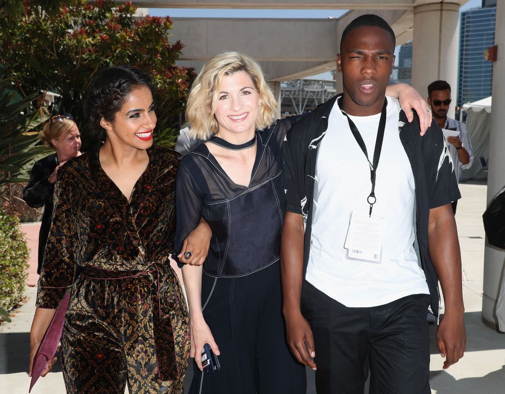 Mandip Gill, Jodie Whittaker and Tosin Cole pose during the Doctor Who: BBC America’s Official panel during Comic-Con International 2018 at San Diego Convention Center https://am23.akamaized.net/tms/cnt/uploads/2018/07/mandip-gill-jodie-whittaker-tosin-cole-san-diego-comic-con.jpg