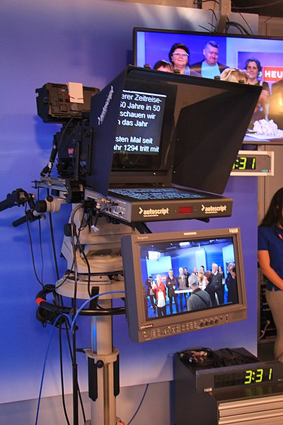 https://commons.wikimedia.org/wiki/File:Teleprompter_3716.JPG https://commons.wikimedia.org/wiki/File:Teleprompter_3716.JPG