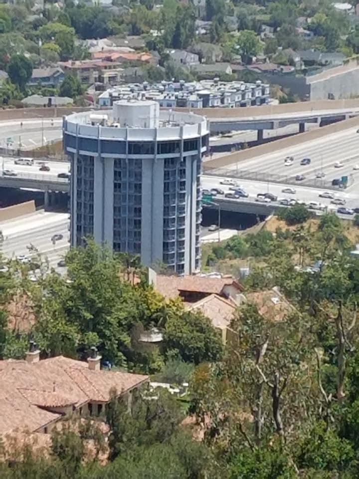 Photo of Angeleno Hotel taken by author.
