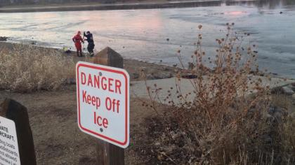 A sign warning persons to stay off thin ice conditions