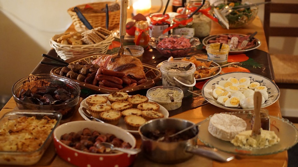 https://pixabay.com/en/christmas-dinner-buffet-fest-2428029/ https://pixabay.com/en/christmas-dinner-buffet-fest-2428029/