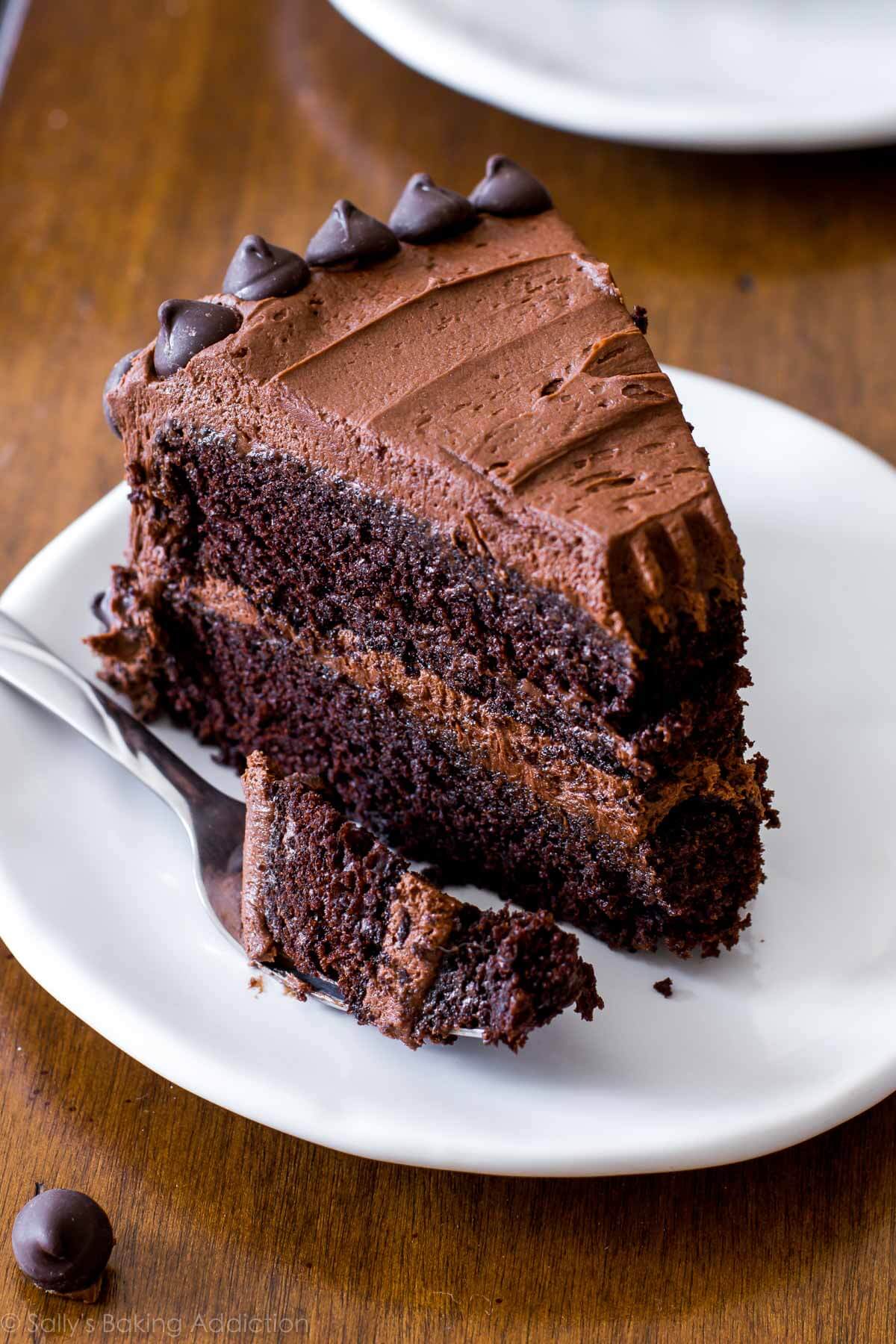Простой рецепт шоколадного торта с фото. Шоколадный торт. Домашний шоколадный тортик. Вкусный шоколадный торт. Крем для торта шоколадный.