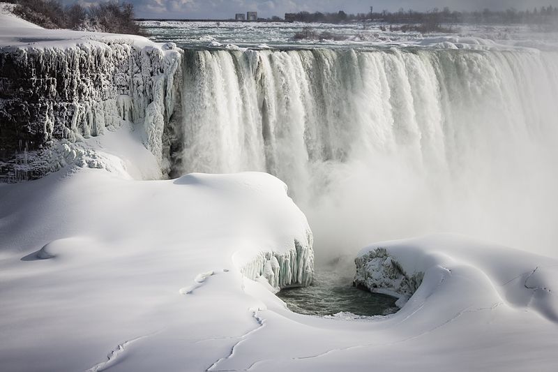 https://commons.wikimedia.org/wiki/File:Amazing_Niagara_Falls_Snowscape_-_panoramio.jpg