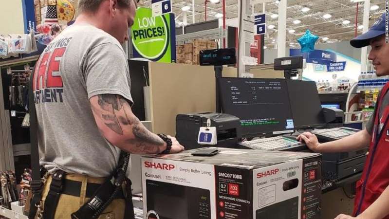 Florida firefighter Doug Hope buying a new microwave for an elderly lady Florida firefighter Doug Hope buying a new microwave for an elderly lady