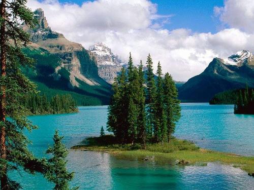 Spirit Island - Spirit Island in Maligne Lake in Jasper National Park, Alberta Canada