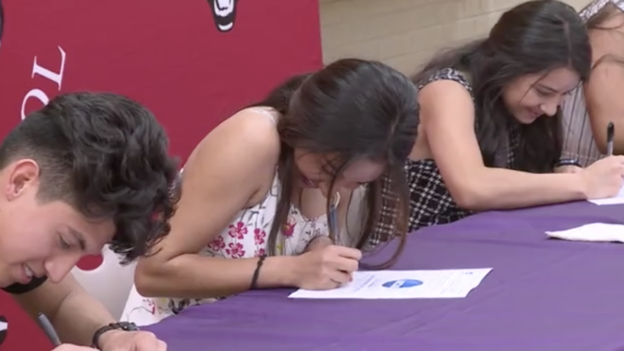 Anya Sifuentes signs a scholarship with a school in the Ozarks Anya Sifuentes signs a scholarship with a school in the Ozarks