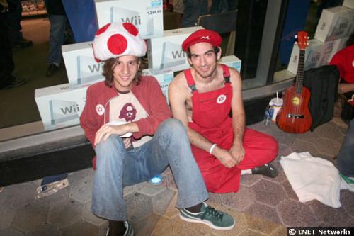 photo wii - The very front of the line, made up of roughly 1,000 people who came to Universal CityWalk in Los Angeles on November 18, 2006 for the West Coast launch of the Nintendo Wii.