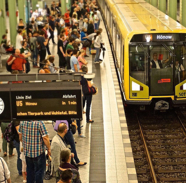 https://pixabay.com/photos/train-commuter-commerce-people-1285358/ https://pixabay.com/photos/train-commuter-commerce-people-1285358/