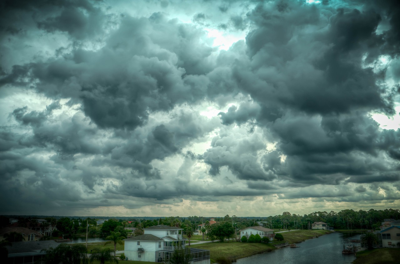 https://pixabay.com/photos/storm-clouds-rain-florida-weather-466677/ https://pixabay.com/photos/storm-clouds-rain-florida-weather-466677/