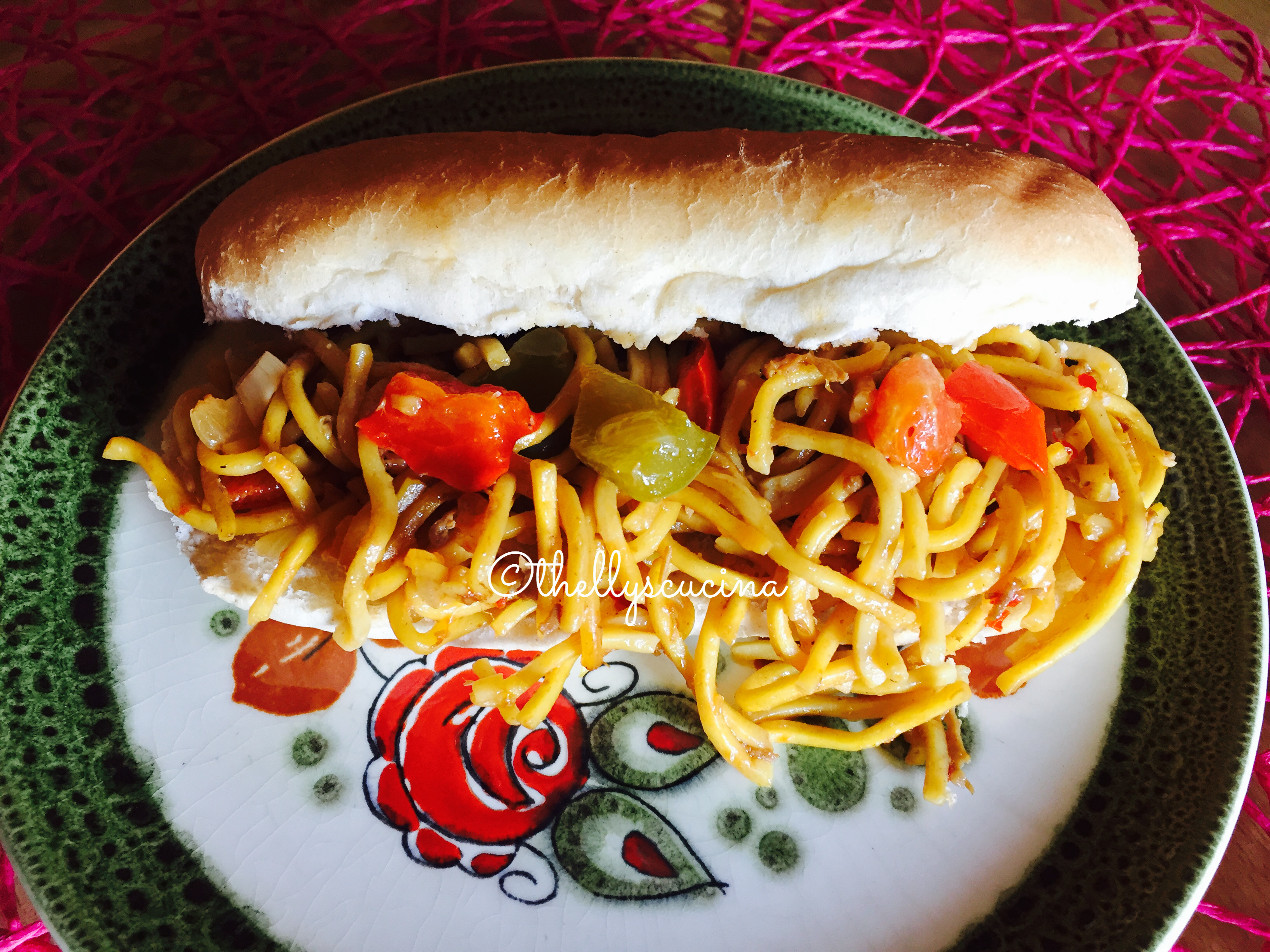 Fried noodles sandwich / Pancit sandwich Fried noodles sandwich / Pancit sandwich