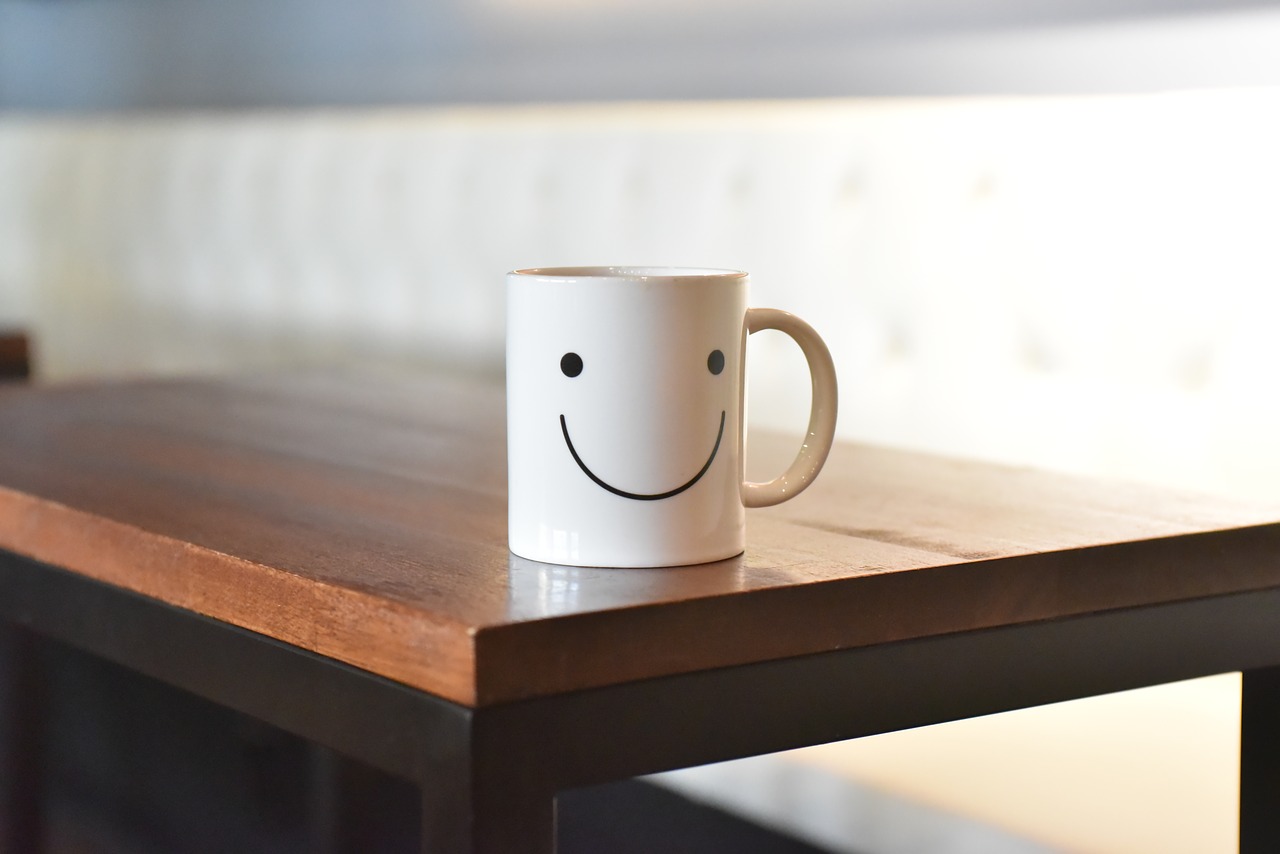 https://pixabay.com/photos/smile-cup-coffee-tables-cute-2001662/