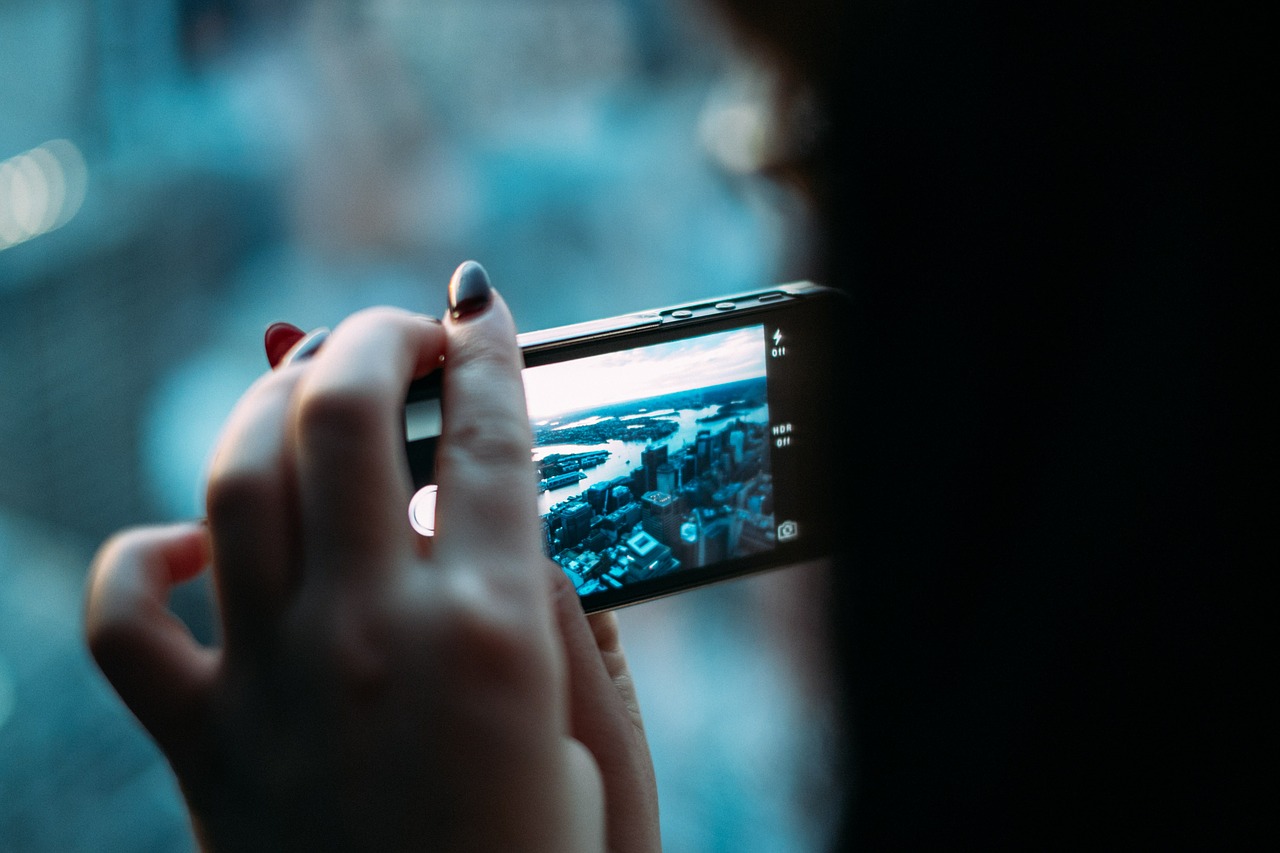 https://pixabay.com/photos/smartphone-digital-camera-camera-381237/ https://pixabay.com/photos/smartphone-digital-camera-camera-381237/