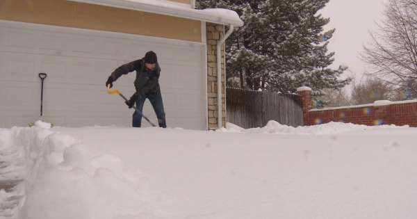 Tom Wilson shoveling snow in Denver for free to his neighbors Tom Wilson shoveling snow in Denver for free to his neighbors