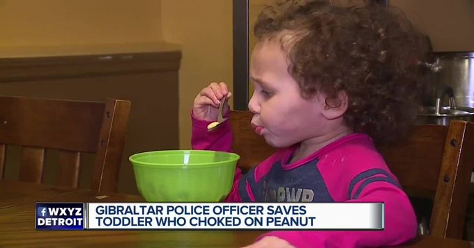 2 year old girl Skylar Anderson saved by a police officer from choking 2 year old girl Skylar Anderson saved by a police officer from choking