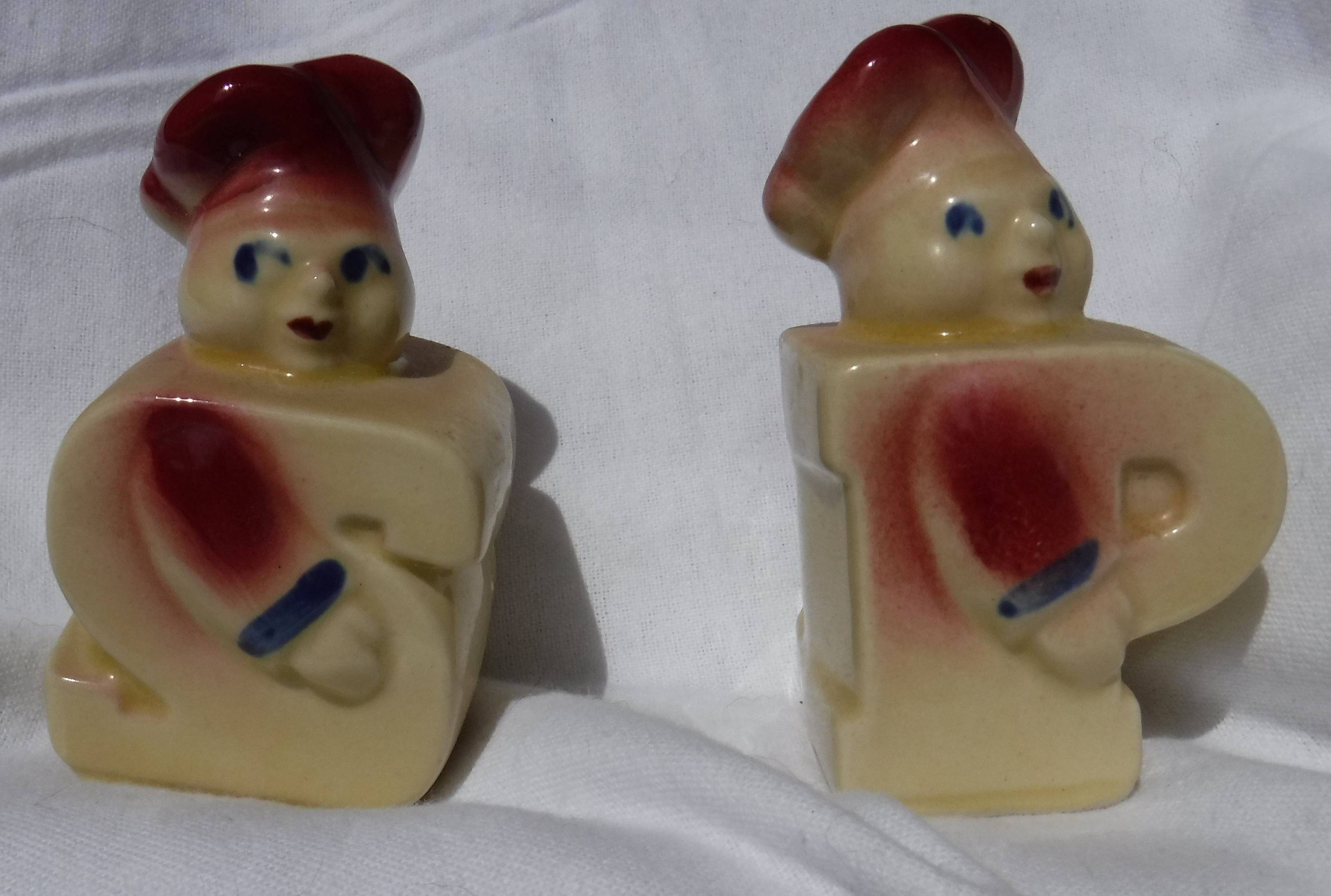 Photo I took of the salt and pepper shakers for eBay Photo I took of the salt and pepper shakers for eBay