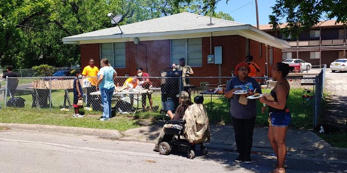 Neighbors in North Killeen Texas getting a meal thanks to a generous person