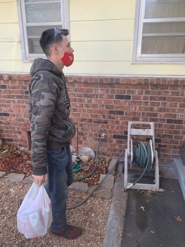 DoorDash delivery driver Brenton Swart leaving a gift card to a customer DoorDash delivery driver Brenton Swart leaving a gift card to a customer