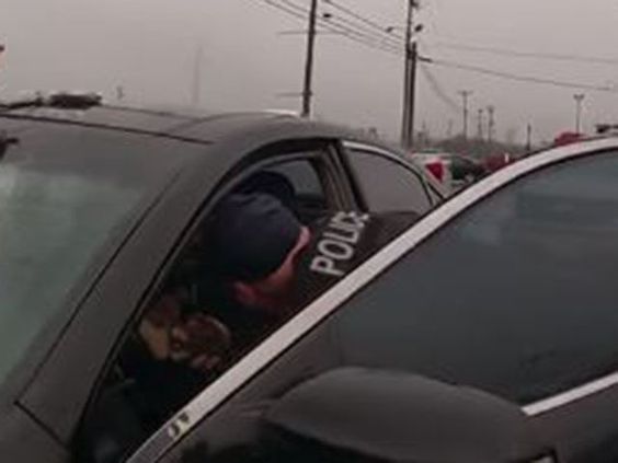 A police officer in Kentucky shows compassion for a motorist in trouble A police officer in Kentucky shows compassion for a motorist in trouble