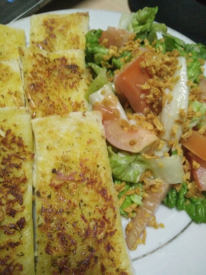 garlic bread and salad garlic bread and salad
