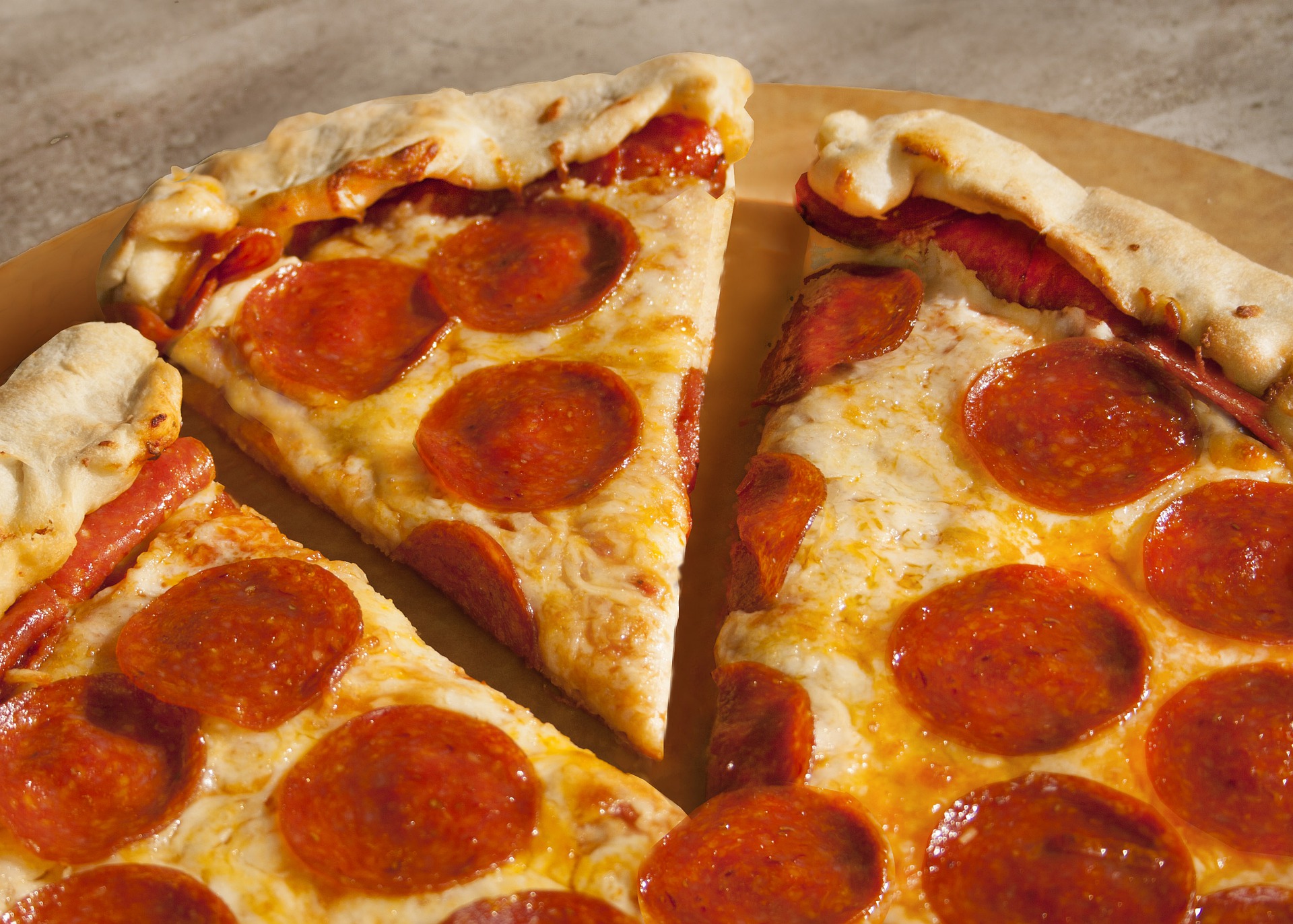 https://pixabay.com/photos/pepperoni-pizza-mozzarella-4818019/ https://pixabay.com/photos/pepperoni-pizza-mozzarella-4818019/