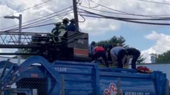 A garbage truck driver uses his wits to call the police during an accident A garbage truck driver uses his wits to call the police during an accident