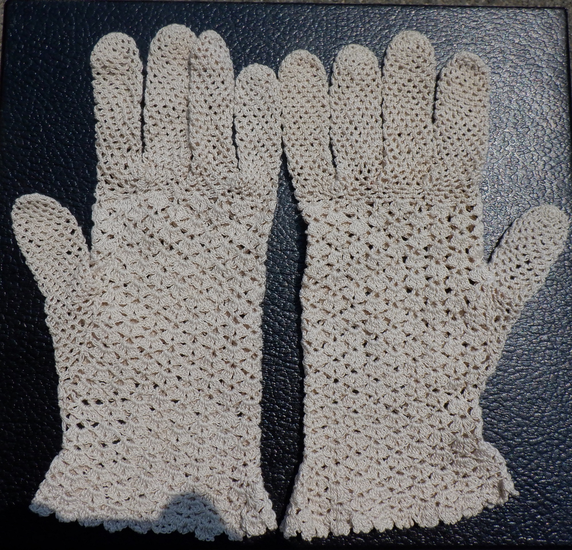 Knitted gloves or crocheted?