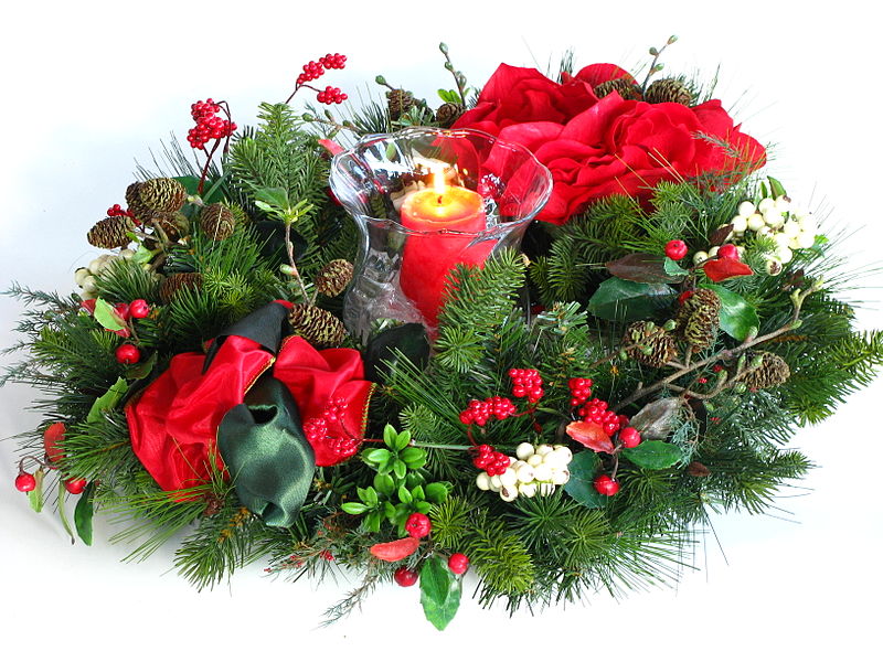 https://commons.wikimedia.org/wiki/Category:Artificial_flowers#/media/File:Adventskranz_mit_Amaryllis_aus_Kunst-_und_Seidenblumen.JPG