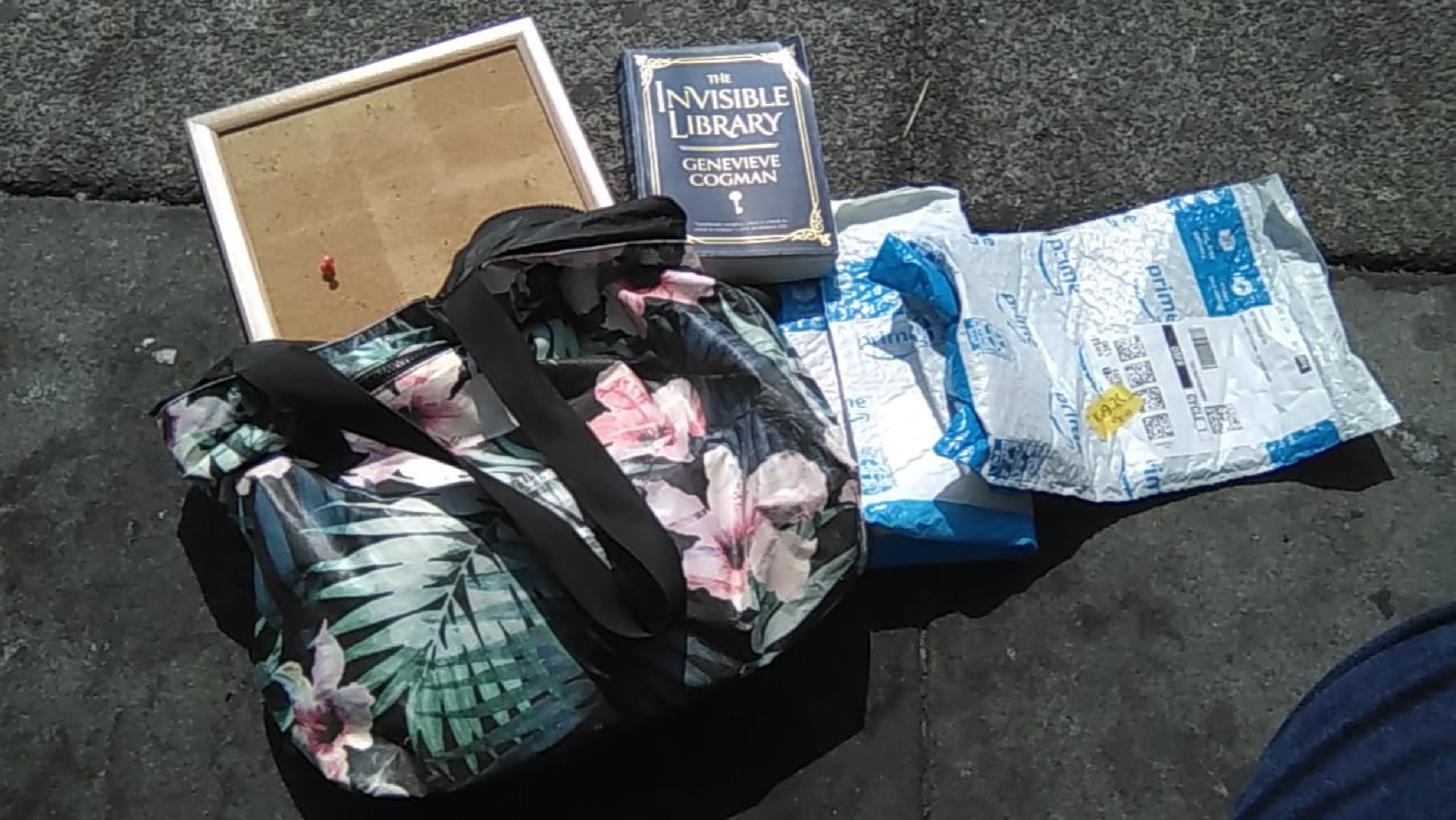 photo I took of the stuff I had waiting for the second bus I took photo I took of the stuff I had waiting for the second bus I took