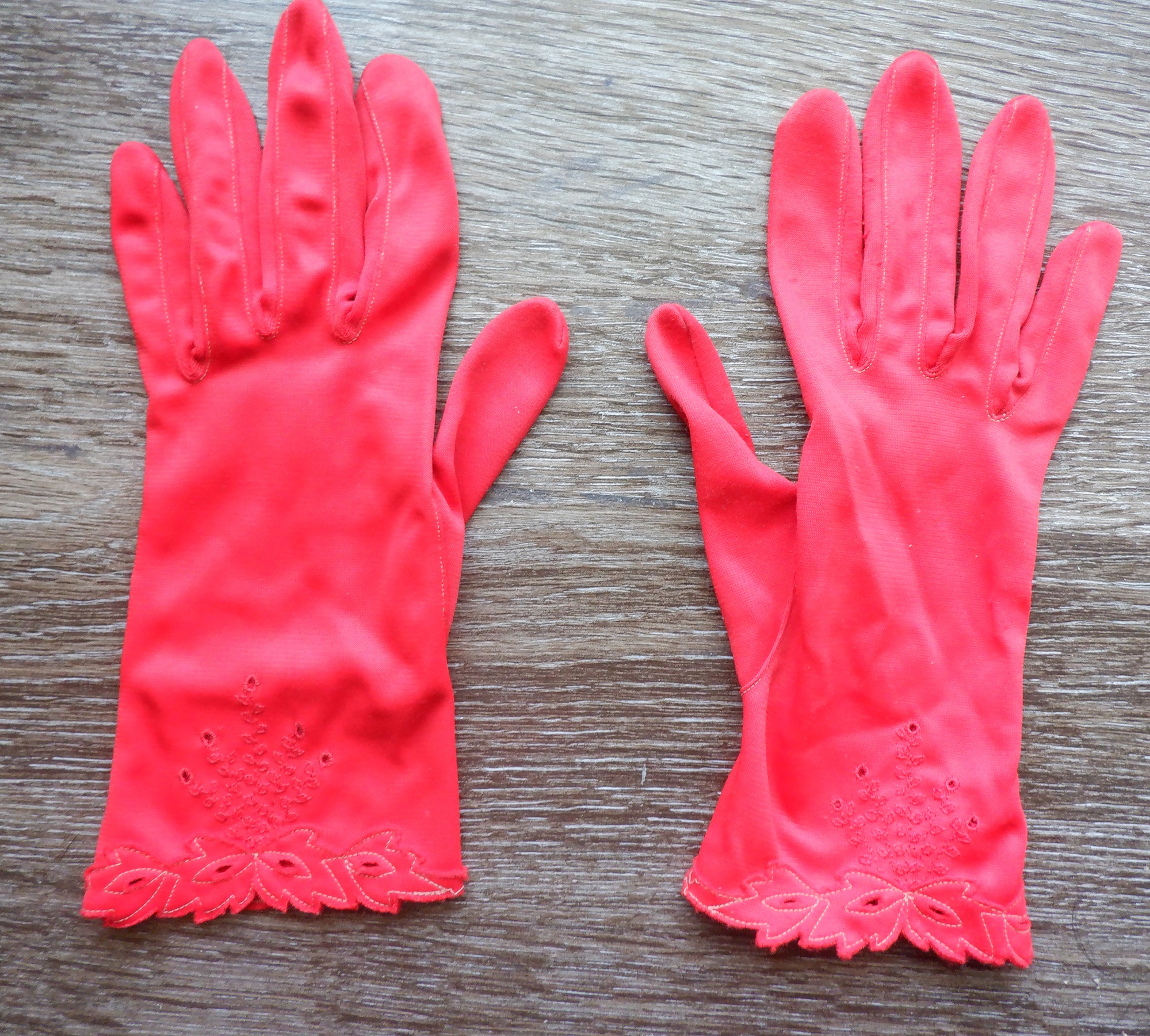 A photo I took of the gloves inside A photo I took of the gloves inside