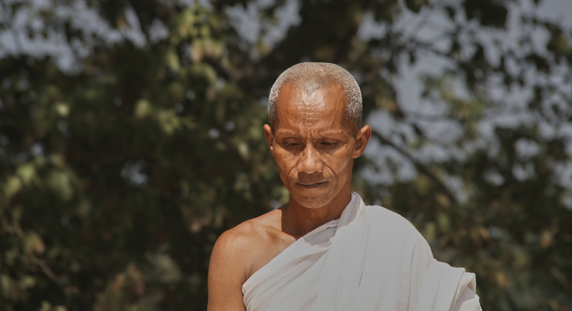 The Monk gave an enlightening talk to the mind of a noisy man, and left him silent in his wake.