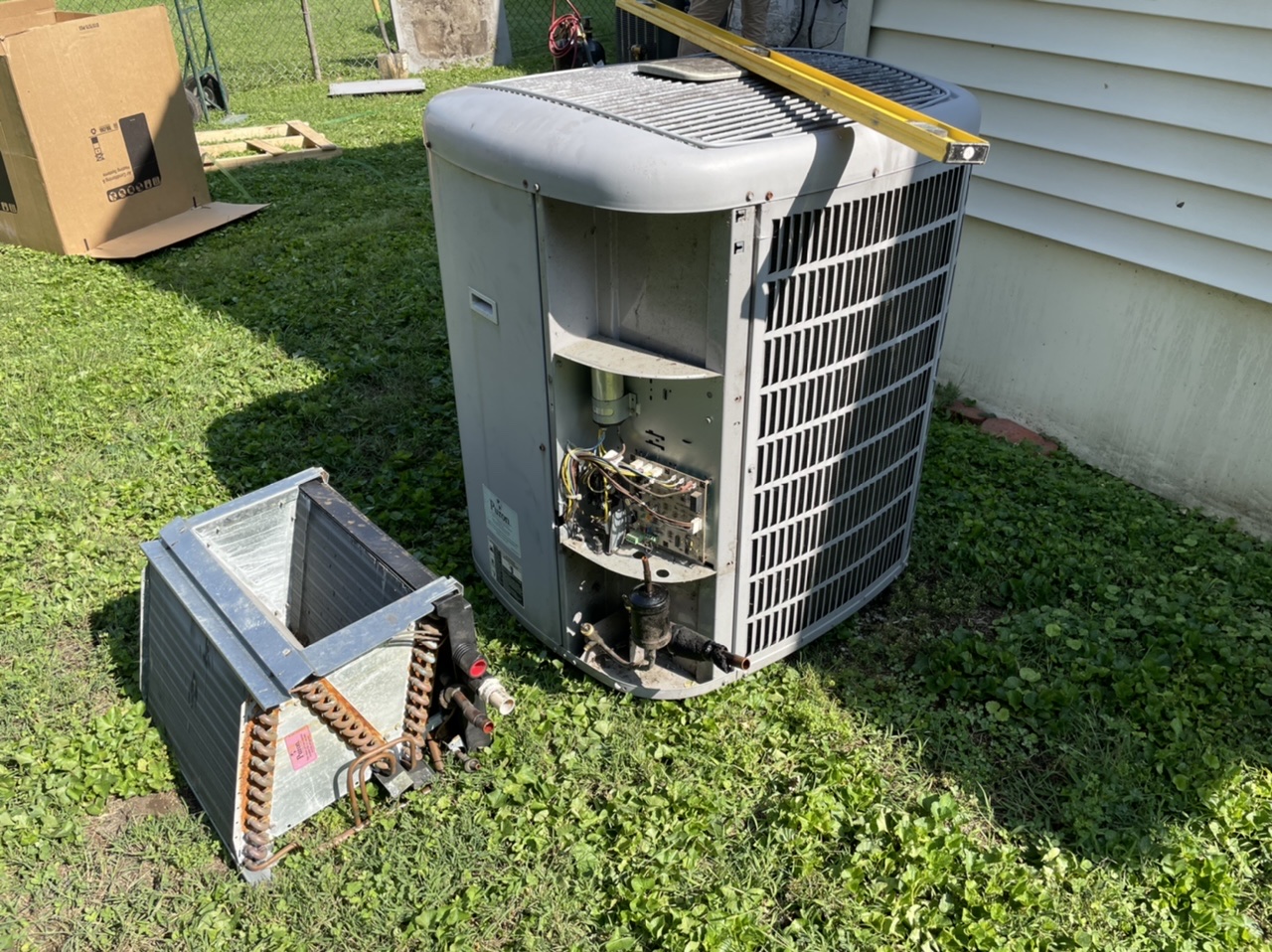 Out with the old! My old air conditioning unit. Photo taken by and the property of FourWalls. Out with the old! My old air conditioning unit. Photo taken by and the property of FourWalls.