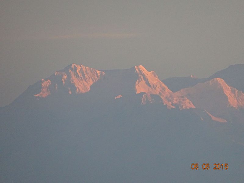 https://upload.wikimedia.org/wikipedia/commons/2/2f/View_of_Sunrise_from_Tiger_hill%2C_DARJEELING%2C_India.jpg https://upload.wikimedia.org/wikipedia/commons/2/2f/View_of_Sunrise_from_Tiger_hill%2C_DARJEELING%2C_India.jpg