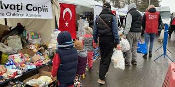 Families forced from their homes in Ukraine are facing dwindling supplies as the conflict escalates. Save the Children is working through local partners to ensure children have access to food, water and shelter. Photo Credit: Dan Stewart/Save the Children 