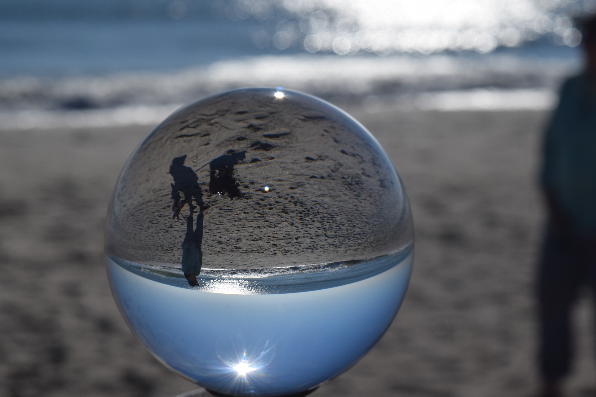 Сбитый шар. Отражение в Хрустальном шаре. Голубой шар с отражением. Отражение в шаре. Шар, стеклянный шар, стеклянный, преломление, отражение.