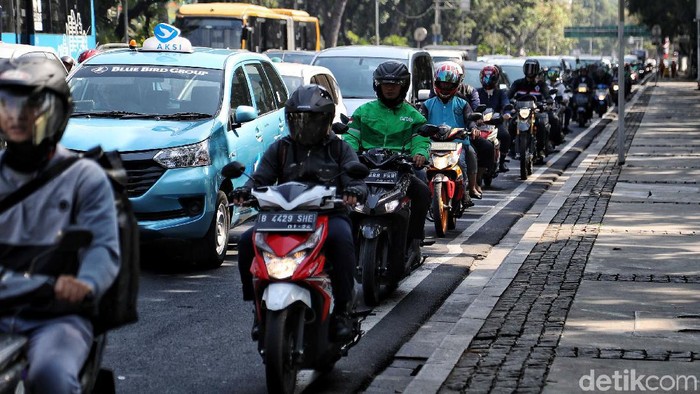Riding in the city. Photo taken from internet
