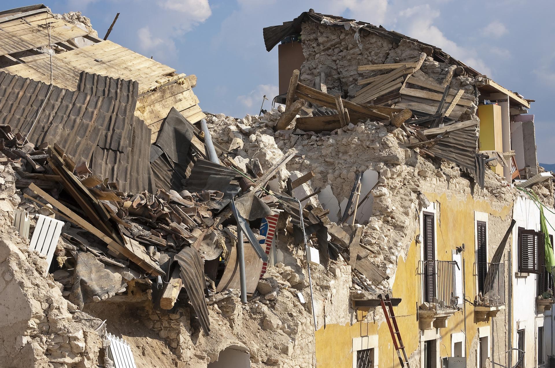 https://pixabay.com/photos/earthquake-rubble-collapse-disaster-1665891/