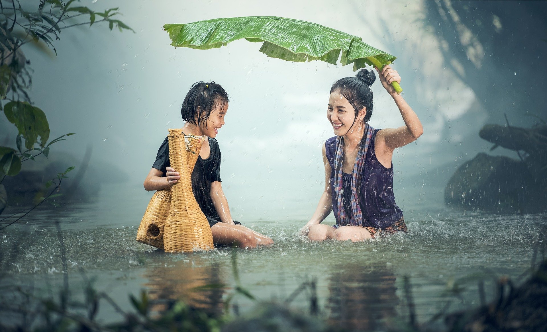 https://pixabay.com/photos/woman-kid-rain-leaf-umbrella-1807533/