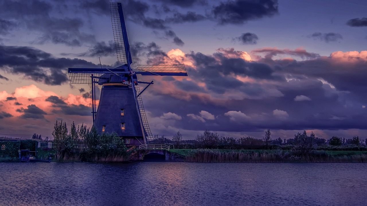 Picture of a Dutch windmill, from Pixabay.