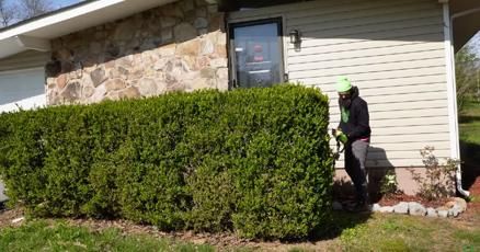 Tennessee man cuts grass of homeowners for free.