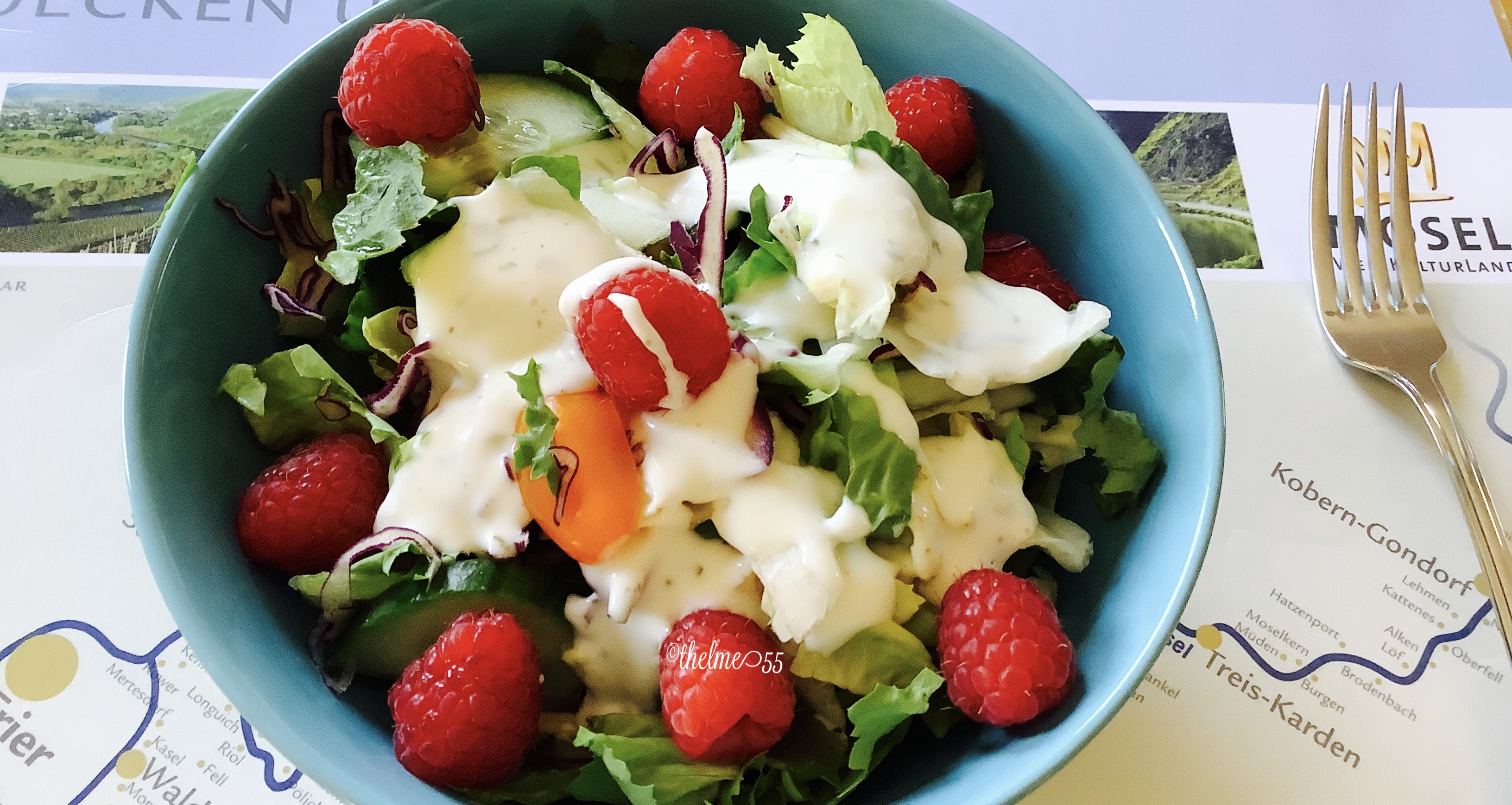 Salad with yoghurt dressing 