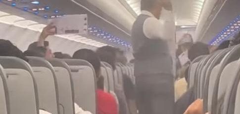 Passengers aboard a Volaris airplane in Mexico being bothered by mosquitos