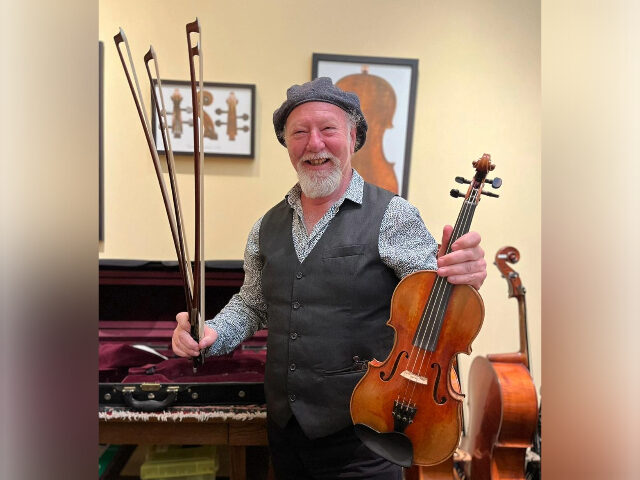 Image of musician Alasdair Fraser