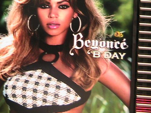 beyonce... - beyonce hoarding at nyc times square...