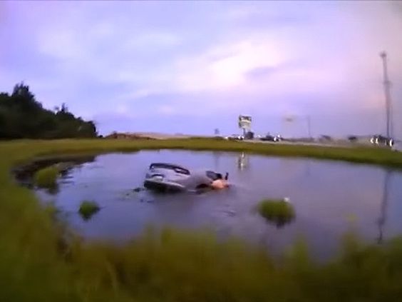 Police officer in Texas with the help of strangers rescue a mom who was in a pond