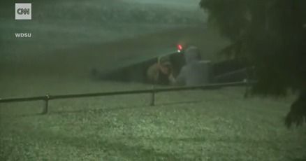 A stranger saves the life of a driver who submerged in a flood in New Orleans A stranger saves the life of a driver who submerged in a flood in New Orleans
