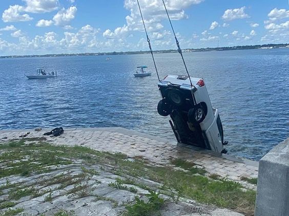 A pickup truck accident in Melbourne Florida that had three strangers to rescue the driver A pickup truck accident in Melbourne Florida that had three strangers to rescue the driver